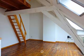 <p><span>GENT - Struifstraat 5 bus 301 : Op zoek naar </span><span>een lichtrijke en gezellige studio te huur</span><span> in centrum Gent? Lees dan snel even verder.</span></p><p><span> </span></p><p><span>De troeven in een notendop:</span></p><ul><li><span>Vlot bereikbaar met openbaar vervoer</span></li><li><span>Kleinschalig gebouw</span></li><li><span>Fietsenstalling binnen het gebouw aanwezig</span></li><li><span>Gelegen in het hart van Gent</span></li></ul><p><span> </span></p><p><span>Indeling:</span></p><p><span>Leefruimte met open keuken (koelkast en kookplaat) en badkamer met douche, lavabomeubel en toilet. Slaapruimte op mezzanine.</span></p><p><span>Gemeenschappelijke fietsenstalling op het gelijkvloers.</span></p><p><span> </span></p><p><span>Beschikbaar vanaf heden. </span><span>Domicilie verplicht.</span></p><p><span>Huurprijs:</span><span> € 595+ € 120</span><span> provisie EGW (elektriciteit, gas, water) + internet.</span></p><p><span> </span></p><p><span>Interesse in deze toffe studio? Vraag dan snel jouw bezoek aan via onze website!</span></p><p><span> </span></p><p><span> </span></p><p><span> </span></p><p><span> </span></p>