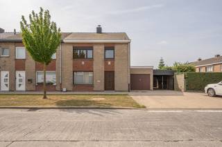 Zongerichte 3-slaapkamerwoning met inpandige garage en mooi aangelegde tuin op kindervriendelijke ligging nabij Gandhiplein. De woning geniet tevens ook van de nabijheid van het bruisende stadscentrum. Alle voorzieningen zoals winkels, openbaar vervoer, scholen, ... bevinden zich vlakbij.<br /><br />Indeling als volgt: Inkomhal, gastentoilet, lichtrijke leefruimte met aansluitende eetplaats, keuken met ontbijthoek, garage en carport.<br />1eV.: Nachthal, 3 slaapkamers, badkamer met ligbad met douchefunctie<br />2eV: Zolder<br />Aan de achterzijde van de woning bevindt zich een ruime tuin en terras en tuinhuis.<br /><br />Geen renovatieplicht, PVC ramen met dubbele beglazing, geïsoleerd dak, ... <br /><br />Voor meer informatie of een vrijblijvend bezoek, aarzel niet en bel Michiel op het nummer 0473 255 533.
