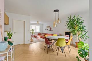 <p>Instapklare woning met 3 slaapkamers, ruime oprit en tuin in Kapellen.</p><p>Bij het binnenkomen verwelkomt de inkomhal u in de woning. Van hieruit bereikt u de leefruimte, waar de ingemaakte kast zorgt voor extra opberggemak. De aangename connectie met de tuin zorgt voor een fijne overgang tussen binnen en buiten.</p><p>Aansluitend bevindt zich de keuken. Via de eetruimte is er toegang tot de droge kelder. Verder omvat het gelijkvloers een praktische berging met toegang tot de bergzolder en een afzonderlijk gastentoilet.</p><p>Op de eerste verdieping geeft de overloop, eveneens voorzien van een ingemaakte kast, toegang tot twee slaapkamers en de badkamer, die voorzien is van een dakkoepel. Via een doorloopkamer kom je in de derde slaapkamer terecht. Deze is ook ideaal in te richten als dressing of bureau.</p><p>Buiten is er een groot terras en een compacte, onderhoudsvriendelijke tuin. De grote oprit zorgt voor extra parkeergemak voor 4 wagens.</p><p>Ook de ligging is een pluspunt. Winkels en scholen bevinden zich in de nabijheid, waardoor dagelijkse voorzieningen vlot bereikbaar zijn.</p><p>Bij interesse kan je, op afspraak , in het weekend van 31 oktober en 1 november 2026 komen kijken.</p>