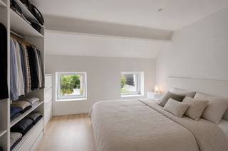 Op een mooi hoekperceel in Viane bevindt zich dit bijzondere eigendom bestaande uit een volledig gerenoveerde woning én een naastgelegen bouwgrond. De funderingen van de nieuwbouw zijn reeds uitgevoerd en de plannen zijn beschikbaar. De vergunning is verlopen, maar na een nieuwe aanvraag kan de bouw onmiddellijk worden opgestart.<br />De bestaande woning omvat op het gelijkvloers een gezellige en ruime leefruimte, gastentoilet en praktische wasberging. Enkele treden hoger bevindt zich de volledig ingerichte keuken met kookeiland en een groot schuifraam dat uitgeeft op het zonnige terras van ca. 35 m². Op de eerste verdieping vindt u een slaapkamer en een ingerichte badkamer. De tweede verdieping biedt een afgewerkte zolderkamer die, mits het plaatsen van een dakkapel, kan worden omgevormd tot een volwaardige extra slaapkamer. De naastgelegen bouwgrond biedt tal van mogelijkheden. Het project voorziet een ruime woning met vier slaapkamers. Op het gelijkvloers is bovendien ruimte voorzien voor een zelfstandige activiteit, praktijk, kantoor, speelkamer of extra slaapkamer. Door de combinatie van bestaande bebouwing en nieuwbouw kan de uitbreiding mogelijk gerealiseerd worden aan het verlaagde btw-tarief van 6%<br />✔ Volledig gerenoveerde woning<br />✔ Bouwgrond met reeds gegoten funderingen<br />✔ bouw aan 6% btw<br />✔ Ideaal voor kangoeroewonen, wonen en werken<br />✔ Gunstig EPC<br />✔ Elektrische installatie conform<br />wonen, investeren en uitbreiden op één locatie.<br />Contacteer Matthias 0478/327770