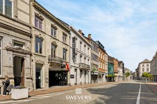 Voor meer info en foto’s, surf naar www.swevers.be – Commerciële toplocatie gezocht in hartje Hasselt? Dit pand op Havermarkt 29 biedt een uitzonderlijke opportuniteit voor ondernemers én investeerders.<br />De Havermarkt behoort al jaren tot de meest gegeerde commerciële hotspots van de stad. Dankzij de constante passage, de sterke mix van horeca en premium concepten en de levendige sfeer is dit een plek waar mensen niet alleen passeren, maar ook blijven hangen, ontdekken en consumeren.<br />Het pand beschikt over een bruikbare vloeroppervlakte van 566 m², verdeeld over twee volwaardige niveaus, aangevuld met een kelder van 46 m². Die ruime indeling biedt tal van mogelijkheden: van flagship store, showroom of experience retail tot hybride concept of innovatieve dienstverlening.<br />Een belangrijke troef is de dubbele toegang. Vooraan geniet u van maximale zichtbaarheid aan de Havermarkt, terwijl de bijkomende ingang via de zijsteeg ideaal is voor leveringen, personeel of een aparte toegang achteraan.<br />Dankzij de ligging, visibiliteit en flexibiliteit biedt dit pand ook een sterk verhuur- en rendementsperspectief. Een toekomstgerichte investering op een locatie met blijvende aantrekkingskracht.<br />Havermarkt 29 is dan ook meer dan een commercieel pand: het is een plek waar een sterk concept alle ruimte krijgt om te groeien. Voor meer informatie, bel 011 255 155. Bron bruikbare vloeroppervlakte = brutomaten grondplannen