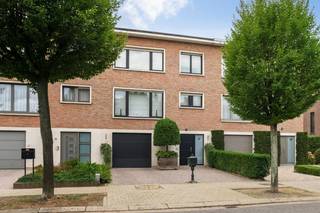 Charmante woning met 3 slaapkamers, garage en tuin met zwemvijver, gelegen in een gegeerde residentiële wijk en op wandelafstand van centrum Wommelgem. Bestaande uit: ruime inkomhal met voldoende plaats voor vestiaire; garage met automatische poort, wasplaats en extra berging of hobbykamer. Op de eerste verdieping: apart toilet, leefruimte met aansluitend een gezellige veranda, een ingerichte keuken voorzien van keramische kookplaat, dampkap, oven, koelkast en vaatwasser. Op de tweede verdieping zijn er 3 slaapkamers en een badkamer met ligbad met douchecombinatie, lavabomeubel en toilet. Voorts beschikt de woning over een oprit en ingerichte tuin met zwemvijver en ideale west oriëntatie. Centrale verwarming op aardgas (dd. 2022), airco, ramen met dubbele beglazing en rolluiken. EPC: 268 kWh/m². Beschikbaar bij akte.