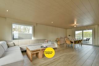 Welkom in deze energiezuinige en vernieuwde halfopen bebouwing (EPC-label B), gelegen op een rustige privéweg op een steenworp afstand van het centrum van Oostkamp. Dankzij de vlotte verbinding met de E40 en het openbaar vervoer geniet u hier van een ideale combinatie van rust en bereikbaarheid.<br /><br />De woning verwelkomt u in een ruime inkomhal met gastentoilet(schilderderklaar bij aankoop) en plaats voor een vestiaire. De woonkamer is ruim en loopt naadloos over in de lichtrijke eetplaats met zicht op de groene tuin. Het gelijkvloers beschikt daarnaast over een volledig uitgeruste keuken, een badkamer met inloopdouche, ligbad, toilet en lavabomeubel, een grote wasplaats/technische ruimte en een ruime slaapkamer met en-suite dressing.<br />Op de eerste verdieping bevinden zich drie volwaardige slaapkamers en twee bergruimtes. Daarnaast is er nog extra opbergruimte voorzien op de geïsoleerde zolder.<br />De buitenomgeving is magnifiek: omgeven door groen en uitgestrekte velden geniet u hier volop van de rust. Bovendien beschikt de eigendom over een oprit met plaats voor een zestal wagens.<br /><br />Warm geworden van deze rustig gelegen en energiezuinige woning? Contacteer ons vandaag nog voor een bezoek ter plaatse of meer informatie.<br />De vermelde prijs is een richtprijs; elk bod, hoger of lager, wordt voorgelegd aan de eigenaar, die zich het recht voorbehoudt dit te aanvaarden of te weigeren.