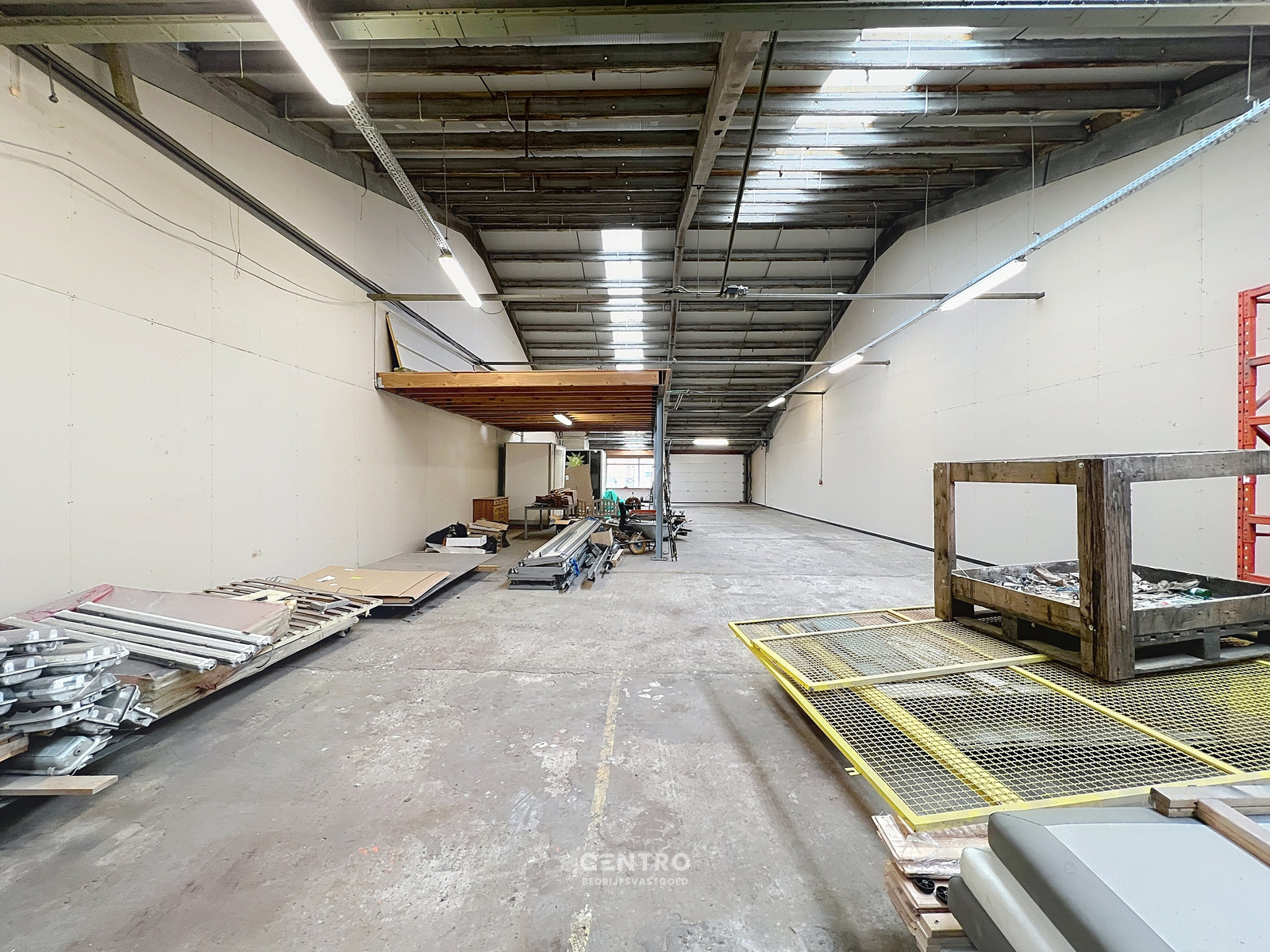 Magazijn van 315m² met mezzanine vlak bij de RING van Poperinge ! - foto 4