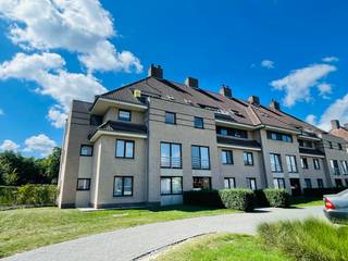 Brugge Sint-Michiels , ruime garagebox te koop in net gebouw.