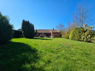 In een doodlopende straat, op wandelafstand van het centrum van Haacht, ligt deze ruime gelijkvloerse gezinswoning op een mooi perceel van 10a 86ca. Met een bewoonbare oppervlakte van 154 m² geniet je hier van 2 slaapkamers, een ruime badkamer, een polyvalente ruimte (ideaal als bureau of hobbykamer), een volledig uitgeruste keuken en een lichtrijke veranda met zicht op de royale noordoostgerichte tuin met tuinhuis.<br /><br />De ruime garage met extra bergruimte en een zolder die verder kan worden afgewerkt, creëert tal van bijkomende mogelijkheden.<br /><br />Scholen, winkels en openbaar vervoer bevinden zich in de onmiddellijke nabijheid.<br />De woning heeft een EPC-score van 646 (label F) en valt onder de renovatieverplichting, waardoor zij binnen 6 jaar na de akte moet worden gerenoveerd tot minstens label D. Hiervoor zijn premies voorzien: https://www.vlaanderen.be/een-woning-kopen/renovatieverplichting-voor-residentiele-gebouwen-vanaf-2023 .<br /><br />𝗥𝘂𝘀𝘁𝗶𝗴𝗲 𝗹𝗶𝗴𝗴𝗶𝗻𝗴, 𝘃𝗲𝗲𝗹 𝗿𝘂𝗶𝗺𝘁𝗲 𝗲𝗻 𝘁𝗮𝗹 𝘃𝗮𝗻 𝗺𝗼𝗴𝗲𝗹𝗶𝗷𝗸𝗵𝗲𝗱𝗲𝗻. 𝗢𝗻𝘁𝗱𝗲𝗸 𝗵𝗲𝘁 𝗽𝗼𝘁𝗲𝗻𝘁𝗶𝗲𝗲𝗹!<br /><br />📞Contacteer ons voor een bezoek en ontdek deze unieke eigendom van dichtbij!<br /><br /><br />INDELING<br /><br />Gelijkvloers:<br />Inkomhal, woonkamer (zithoek + eethoek), polyvalente ruimte, ingerichte keuken (inbouwkasten, oven, koelkast, keramische kookplaat, dampkap, vaatwasmachine, dubbele lavabo) met aansluitend bergplaats en veranda, afzonderlijk toilet, 2 slaapkamers, badkamer. (ligbad, douche, 2e toilet, dubbele lavabo in meubel), garage met bergruimte en toegang tot zolder.<br /><br />Verdieping: Bergzolder die nog verder kan ingericht worden.<br /><br />Exterieur: Tuinhuis, terras.<br /><br /><br />DIVERSEN<br />Asbestveilig. Elektriciteit niet conform. Septische put + aansluiting riolering. Regenwaterput. <br />CV op stookolie met radiatoren. Houten ramen/deuren met dubbele beglazing.<br />Luchtspouw aanwezig. <br /><br />WETTELIJKE BEPALINGEN<br />Asbestveilig.<br />Stedenbouwkundige vergunning : ja | Geen verkavelingsvergunning<br />Geen rechterlijke herstelmaatregel of bestuurlijke maatregel opgelegd.<br />Voorkooprecht: neen<br />Stedenbouwkundige bestemming : woongebied<br />Watertoets: P en G score: A<br />Niet gelegen in een risicozone voor overstromingen.