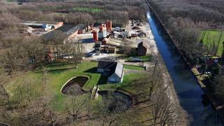 Het betreft een industrieel complex met veel potentieel en ruimte. Het heeft een unieke combinatie van betoncentrale met aanhorigheden,...