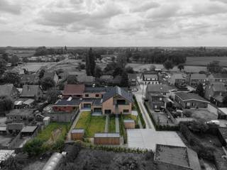 <p>Op zoek naar een exclusieve combinatie van luxe, ruimte en energiezuinigheid?<br />Deze uitzonderlijk gerenoveerde woning biedt het allemaal.</p>
<p>Achter de verzorgde voortuin schuilt een stijlvolle woning waar elk detail met zorg werd afgewerkt. De elegante inkomhal met maatwerk vestiairekasten en gastentoilet zet meteen de toon. Van hieruit betreed je de royale, lichtrijke leefruimte (ca. 54 m²), waar comfort en klasse harmonieus samenvloeien.</p>
<p>De open designkeuken met kookeiland vormt het hart van de woning en is volledig uitgerust met hoogwaardige materialen — ideaal voor wie houdt van verfijnd wonen en gezellig tafelen. Grote raampartijen zorgen voor een naadloze verbinding met het zonnige terras (ca. 16 m²) en de fraai aangelegde tuin met stijlvolle houten berging.</p>
<p>Op de verdieping bevinden zich drie volwaardige slaapkamers (ca. 12 m², 16 m² en 18 m²), een aparte wasruimte en een luxueus afgewerkte badkamer met ligbad, inloopdouche, toilet en dubbel wastafelmeubel.</p>
<p>Extra bergruimte vind je op de praktische zolder, bereikbaar via een vlizotrap.</p>
<p>Ook op vlak van energie en duurzaamheid blinkt deze woning uit:</p>
<ul>
<li>Warmtepomp (Buderus)</li>
<li>8 zonnepanelen</li>
<li>Vloerverwarming</li>
<li>Ventilatiesysteem (Renson)</li>
<li>Conforme elektriciteit</li>
<li>BENO-woning met EPC A+</li>
</ul>
<p>De woning is volledig geschilderd en instapklaar afgewerkt.</p>
<p>Twee privatieve parkeerplaatsen (verplicht bij aan te kopen aan €15.000), waarvan één met laadpaal, vervolledigen dit aanbod.</p>
<p>Een unieke opportuniteit voor wie compromisloos kiest voor luxe, comfort en toekomstgericht wonen.</p>
<p>Plan vandaag nog uw bezoek en ervaar het zelf.</p>