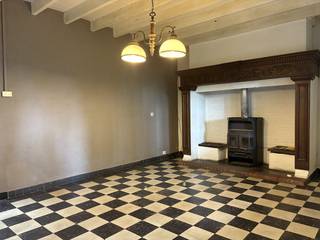 Deze woning te Essen beschikt over een woonkamer op tegelvloer van 25m² met een gezellige houtkachel. De keuken (ca 11m²) beschikt over een...