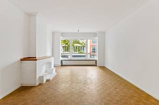 Welkom in de Van Stralenstraat, een doodlopende fietsstraat nabij het centrum van Antwerpen, waar rust en stadse dynamiek elkaar ontmoeten.Zowel de...