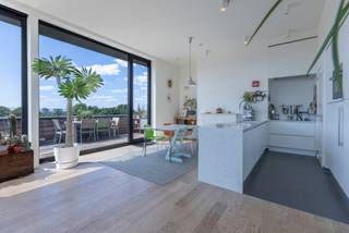 <p><strong>Trendy penthouse met panoramisch uitzicht en prachtig terras</strong><br />Gelegen op de zesde verdieping van een voormalig industrieel gebouw.</p>
<p>Geniet van een adembenemend uitzicht over het Brussels Gewest, gecombineerd met het comfort en de praktische indeling van dit penthouse. Het rustige Bospark fungeert als tuin, en metrohaltes, treinstations en uitvalswegen liggen in de nabijheid.</p>
<p>Deze faciliteiten dragen bij aan het hoge comfort dat deze eigendom kan bieden, ideaal als pied-à-terre of voor gezinnen die op zoek zijn naar ruimte en comfort.</p>
<p>De Gespstraat is een rustige straat, waar dit historische gebouw in 2014 een grondige metamorfose onderging, met respect voor het originele uitzicht en structuur. De penthouse maakt deel uit van een optopping en beschikt over een prachtig terras van circa 74m².</p>
<p>Het appartement zelf omvat drie slaapkamers (16m² - 10.5m² - 9.7m²), waarvan één met een en-suite douchekamer. Daarnaast is er een ruime badkamer met ligbad, inloopdouche, extra toilet en een apart gastentoilet.</p>
<p>De lichte leefruimte heeft een uitzonderlijke plafondhoogte (3.2m) en grote raampartijen, voorzien van zonnescreens. De ruimte van 40.5m² omvat ook de volledig geïnstalleerde maatkeuken van Vossaert. Aangrenzend aan de keuken bevindt zich een praktische technische bergruimte.</p>
<p>Op de kelderverdieping zijn een privatieve berging inbegrepen in de verkoopprijs. De verkopers verkiezen een autostaanplaats in de afgesloten garage mee aan te bieden voor de meerprijs van 25.000 euro.</p>
<p>De goed onderhouden mede-eigendom biedt verder een fietsenstalling, een afvallokaal en een gezellige moestuin.</p>
<p>Bezoeken kunnen eenvoudig worden geregeld na afspraak via telefoon <strong>02 466 05 75 </strong>of e-mail <strong>aurelie.defloo@living-stone.be.</strong></p>
<p>Elektrische installatie conform AREI.<br />EPC C- (145 kWh/m² jaar)</p>