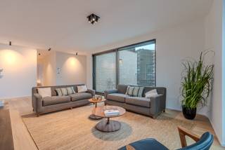 Deze exclusieve penthouse van maar liefst 134m² met 69m² terrassen is gelegen in het hart van Waregem. Hier vinden we luxe, ruimte en comfort. Door...