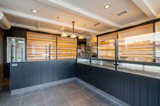 Exclusieve handelswoning te koop in Grootlo!Bent u op zoek naar een toplocatie waar u wonen en werken kunt combineren? Deze uitzonderlijke...