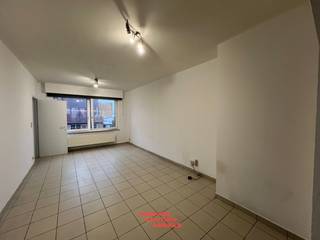 In hartje Moerbrugge vinden we dit zeer gezellige appartement terug. Het is centraal gelegen wat ervoor zorgt dat alles dichtbij te vinden is,...