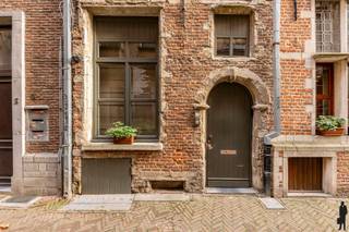 In de rustige en charmante Stoelstraat, een autoluwe straat midden in de oude stad, bevindt zich deze authentieke stadswoning met verrassend...