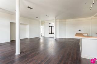 Prachtige loft in historisch gebouw op absolute top locatie! Met zicht op het nieuwe Zuidpark. <br /><br />Hier is wonen op toplocatie geen holle slogan maar absolute werkelijkheid, aan de voet van het prachtige Zuidpark. De prachtige buurt het Zuid is sinds jaar en dag in trek bij jong en oud, het ongeëvenaarde aanbod van heerlijke horeca, de fijne winkels, vlotte bereikbaarheid met wagen en openbaar vervoer, cultureel aanbod en galerijen,.. zitten hier zeker voor iets tussen.<br /><br />Indeling:<br />Via trap op lift bereiken we de loft, gelegen op de eerste verdieping van een statig en authentiek gebouw.<br />Uiterst ruime leefruimte met open, volledig ingerichte keuken dewelke voorzien is van alle gebruikelijke toestellen. Dankzij de vele en grote ramen kan u genieten van bijzonder veel lichtinval en een prachtig uitzicht op het nieuwe park.<br />Verder beschikt de loft over een ruime (was) berging, twee ruime slaapkamers dewelke voorzien zijn van veel ingemaakte kasten en een aansluitende badkamer tussenin.<br />Parkeren kan net voor de deur in de nieuwe parking, aan bewonerstarief.<br /><br />Dit pareltje kan beschikbaar zijn vanaf 1 september, of 1 oktober, contacteer ons nu voor meer informatie of een bezoek ter plaatse!<br />Maandelijkse kosten 80 euro. Alle verbruik met individuele meters.