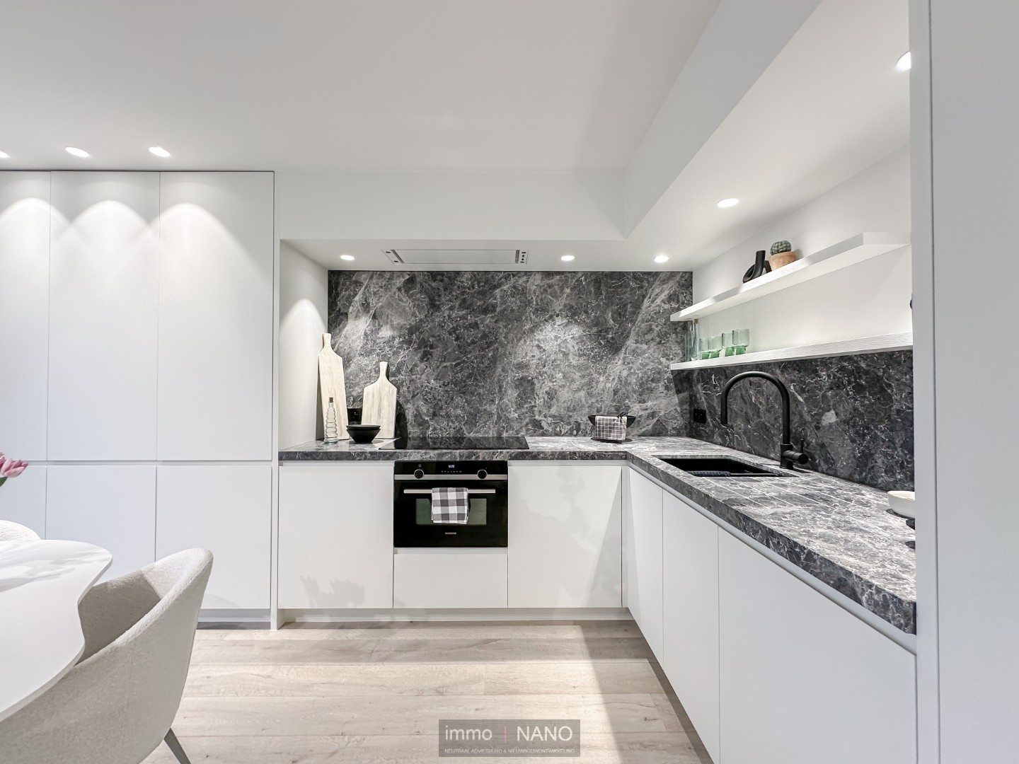 Unieke penthouse met grote zonneterrassen (50 m²), met zijdelings zeezicht, nabij alle winkels en het strand. - foto 4