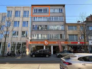 Ruim 2 slaapkamer appartement met 2 terrassen.ingedeeld als volgt;Ruime, centrale inkomhal. Vooraan gelegen woonkamer, ruime keuken met terras,...