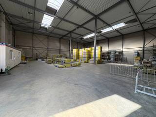 <p><strong><span>KENMERKEN</span></strong></p>
<ul>
<li><span>Magazijn van ca. 1.330 m²</span></li>
<li><span>Vrije hoogte 11,50 m</span></li>
<li><span>1 laad- en loskade</span></li>
<li><span>1 sectionale poort</span></li>
</ul>