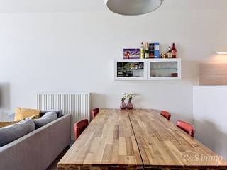 Dit energiezuinig appartement bevindt zich in een recent gebouw (2018) nabij de Slachthuissite. U betreedt het appartement via de inkomhal (ca.7 m²) met voldoende kastruimte en apart toilet. Lichtrijke woonkamer op keramische parket met een open keuken. De keuken is volledig voorzien van alle toestellen: kookplaat, oven/micro, vaatwasser, koelkast en een dampkap. De woonkamer heeft aansluitend een terras (ca.11m²) met open uitzicht, waar u kan genieten van de middagzon. Twee slaapkamers voorzien van 12m² & 8m² op keramisch parket waarvan de kleinste toegang biedt tot het tweede terras (ca.2m²). De badkamer is voorzien van een bad/douche combi met dubbele lavabo. Er is een berging aanwezig met aansluiting voor wasmachine en droogkast. <br />Het appartement heeft een EPC A, wat bijzonder energiezuinig is. Dat maakt dat het gebouw goed geïsoleerd is, beschikt over een efficiënt verwarmingssysteem, wat zorgt voor lage energiekosten. <br />Autostaanplaats aan te kopen aan 26.000 euro. Gebouw met lage onkosten.<br />U geniet van een mooi rendement van 5% dankzij de verhuurprijs aan 1350 euro+ kosten. <br />Privatieve verwarming op gas. Aparte meters. Privatieve kelderberging. Gemeenschappelijke fietsenberging. Lift aanwezig. P-score: D. G-score: C.