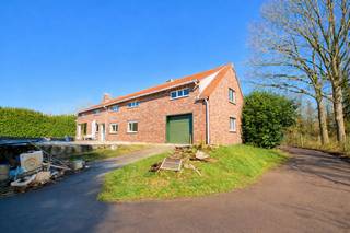 Zeer grondig te renoveren landhuis op een totale grondoppervlakte van 14.000 m², gunstig en rustig gelegen in bosgebied. Deze woning beschikt over...