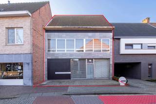 Pal in het centrum van Gierle kan je dit zeer ruime, te renoveren handelshuis vinden op een perceel van 492m²! Kortom de ideale...