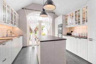 <p>Te koop: karaktervolle gerenoveerde woning in het centrum van Westende, op korte afstand van scholen, openbaar vervoer en alle voorzieningen.</p>
<p> </p>
<p>Deze woning uit het interbellum (1919-1930) combineert authentieke charme met een royale buitenruimte van 1423 m². Dankzij de centrale ligging geniet u van een residentiële omgeving met alle dagelijkse noden binnen handbereik. <br /> </p>
<p>Een grondige renovatie van het gelijkvloers heeft gezorgd voor een gezonde balans tussen energiezuinigheid en moderniteit. Dankzij zijn indeling biedt de woning ook de mogelijkheid om opgesplitst te worden in 2 units, wat ervoor zorgt dat de woning in aanmerking komt voor zowel investeerders als vaste bewoners.</p>
<p> </p>
<p>Belangrijkste ruimtes:<br />• Gezellige woonkamer met toegang tot het terras<br />• Eetkamer aansluitend op de keuken<br />• Twee slaapkamers met optie op 5 slaapkamers<br />• Twee badkamers<br />• Bureel en hobbyruimte<br />• Veranda met uitzicht op de tuin<br />• Garage en berging<br />• Zonnepanelen aanwezig</p>
<p> </p>
<p>Troeven:<br />• Centrale ligging in het woonkern van Westende<br />• Grote tuin van 1423 m² met zwembad<br />• Authentieke woning met diverse functionele ruimtes</p>
<p> </p>
<p>Neem vandaag nog contact op met uw ERA-makelaar voor een bezoek.</p>
<p> </p>
<p>JOUW DROOMHUIS. ZO GEVONDEN!</p>