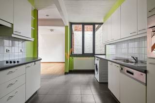 <p><span>Tof duplex appartement met autostaanplaats in hartje Merksem</span></p><p><span>Op zoek naar een instapklaar appartement met karakter? Dit charmante duplex appartement, gelegen op de eerste verdieping van een kleinschalig en architecturaal uniek gebouw (zonder lift), is absoluut een bezoek waard.</span></p><p><span>De gezellige leefruimte vormt het hart van het appartement en geniet van een open indeling, met centraal de vaste trap naar de bovenverdieping. Aansluitend bevindt zich de keuken. De badkamer is praktisch ingericht met een ligbad en lavabo en er is een apart toilet aanwezig.</span></p><p><span>Op deze verdieping vindt u bovendien een extra ruimte die flexibel kan worden ingericht als </span><span>tweede slaapkamer</span><span>, bureau, dressing of hobbyruimte volledig naar uw eigen noden.</span></p><p><span>De bovenste verdieping beschikt over een ruime slaapkamer met lavabo.</span></p><p><span>Troeven van dit appartement:</span></p><ul><li><span>EPC label B </span></li><li><span>Elektriciteit conform </span></li><li><span>Asbestveilig </span></li><li><span>Individuele meters voor gas, elektriciteit en water </span></li><li><span>Lage vaste kosten: 91,50/maand </span></li><li><span>Autostaanplaats in het gebouw inclusief</span></li></ul><p><span>Dit appartement is ideaal voor starters, alleenstaanden of als interessante investering.</span></p><p><span>Interesse? Plan vandaag nog uw bezoek!<br /><span>info@verlimmo.be</span></span><span>    03 658 95 58</span></p><p><span>De vermelde bewoonbare oppervlakte is gebaseerd op de bruikbare vloeroppervlakte zoals vermeld in het EPC-verslag.</span></p>