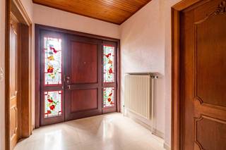<p>[[ DIT PAND NEEMT DEEL AAN DE ERA OPEN HUIZEN DAG OP 19/9 VAN 16:00 TOT 17:00 ]]</p>

<p>Deze bungalow is gelegen in een aangename residentiële wijk en biedt een praktische indeling met alle belangrijke leefruimtes op één niveau. De woning beschikt bovendien over een <strong>inpandige garage en een grote tuin</strong>, wat zorgt voor extra comfort en mogelijkheden.</p>

<p>Via de inkomhal komt u in de leefruimte, die rechtstreeks toegang biedt tot de keuken en de veranda. Daarnaast beschikt de woning over twee slaapkamers en een badkamer. De inpandige garage zorgt voor een handige parkeergelegenheid en extra bergruimte. De woning wordt verwarmd via centrale verwarming op stookolie.</p>

<p>De grote tuin vormt een aangename buitenruimte en biedt verschillende mogelijkheden voor wie waarde hecht aan groen en privacy.</p>

<p>Deze bungalow biedt een uitstekende basis voor wie op zoek is naar comfortabel wonen op één niveau en tegelijk ruimte en potentieel naar eigen wensen wil benutten.</p>

<p>Interesse in deze bungalow? Contacteer ons vandaag nog voor meer informatie of om een bezoek ter plaatse in te plannen.</p>