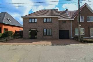 Deze halfopen bebouwing, gelegen in een rustige straat te Nijlen, biedt tal van mogelijkheden voor wie op zoek is naar een ruime woning...