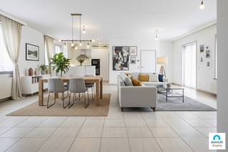 Roeselare : UNIEK GROOT, centraal, ruim en lichtrijk appartement op toplocatie – <strong>143m² woonoppervlakte</strong>!<br />Op zoek naar een ruim en instapklaar appartement op een <strong>toplocatie</strong>?<br /><br />Dit prachtige 3-slaapkamerappartement van maar liefst 143m² woonoppervlakte biedt maximaal comfort én een gunstig energieverbruik.<br />Gelegen vlak bij het station en het bruisende stadscentrum, geniet je hier van alle voordelen van een centrale ligging.<br /><br />Dit appartement werd volledig gerenoveerd in 2000 en is volledig conform met een<strong> goedgekeurde elektriciteitskeuring en een gunstig EPC B.</strong><br /><br /><u><em>Indeling & troeven:</em></u><br />- Ruime inkomhal met apart gastentoilet en berging<br />- Zeer lichtrijke en ruime leefruimte met open keuken<br />- Drie volwaardige slaapkamers, geschikt voor dubbele bedden<br />- Stijlvolle badkamer met alle comfort<br />- Gezellig terras om heerlijk te ontspannen<br />- Fietsenberging voor extra gemak<br />- Mogelijkheid tot aankoop van een staanplaats<br /><br />Dit appartement biedt een unieke combinatie van ruimte, licht en comfort op een toplocatie. Mis deze kans niet en plan vandaag nog je bezoek!<br />Contacteer ons voor meer info of een bezichtiging 051/62 40 40.<br />