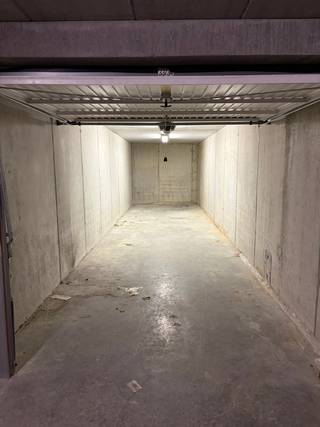 Garage te koop in het centrum van Knokke, gelegen in een zijstraat van de Lippenslaan. Afmetingen: 10,5 m lang en 2,40 m breed. Voorzien van...