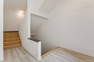 <p><span>Ben je op zoek naar een stijlvol en instapklaar appartement in het centrum van Mol? Dan is dit volledig gerenoveerde dakappartement aan de Rozenberg zeker iets voor jou. </span></p><p><span>Gelegen op de dak-verdieping, straalt deze woonst charme en comfort uit.</span></p><p><span> </span></p><p><span>Het appartement beschikt over een ruime en lichtrijke leefruimte waar je meteen een gevoel van openheid en rust ervaart. </span></p><p><span>Grote ramen zorgen voor een overvloed aan natuurlijk licht.</span></p><p><span>Aansluitend vind je de open keuken die dankzij haar moderne inrichting en slimme indeling het hart van de woning vormt. </span></p><p><span> </span></p><p><span>Verder zijn er twee slaapkamers, waardoor het appartement perfect is voor een jong koppel, een alleenstaande of zelfs voor wie graag een extra kamer wil inrichten als bureau of hobbyruimte. </span></p><p><span> </span></p><p><span>De badkamer is uitgerust met een moderne douche en een stijlvol badkamermeubel. </span></p><p><span>Het toilet is afzonderlijk, wat zorgt voor extra comfort en privacy.</span></p><p><span> </span></p><p><span>Wat dit appartement écht uniek maakt, is het ruime terras  een heerlijke buitenruimte waar je kan genieten van de zon,</span></p><p><span>.</span></p><p><span>De ligging is zonder twijfel een grote troef. Op wandelafstand vind je allerlei winkels, gezellige cafés, restaurants en vlot openbaar vervoer. Alles wat je nodig hebt, ligt letterlijk om de hoek.</span></p><p><span> </span></p><p><span>Verder is er een gezamenlijke fietsenstalling voorzien, geniet het appartement van een zeer gunstige EPC-waarde, en zijn er geen gemeenschappelijke kosten.</span></p><p><span> </span></p><p><span> </span></p><p><span>Samengevat:</span></p><p><span>Dit appartement combineert comfort, charme en een toplocatie. Met zijn moderne afwerking, groot terras en praktische indeling is het de perfecte plek voor wie op zoek is naar een warme thuis in hartje Mol.</span></p><p><span> </span></p><p><span>Interesse? Neem gerust contact op voor meer informatie of een bezichtiging. </span></p><p><span>Dit pareltje is instapklaar en wacht op zijn nieuwe bewoner(s)!</span></p><p><span> </span></p><p><span>Beschikbaar vanaf 01/09!</span></p>