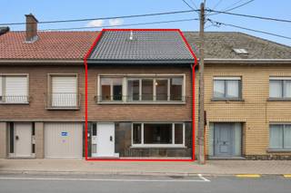 Deze gezinswoning is gelegen op een topligging in een doodlopende straat pal in het centrum van Lebbeke met op enkele stappen openbaar vervoer, scholen &amp; winkels. Huidige indeling: een inkomhal, een ruime &amp; lichtrijke leefruimte, aansluitend is er een keuken met daarachter een berging met oa aansluiting voor wasmachine. Verder is er een terras, kleine tuin, praktische opbergruimte en een toilet. Op de eerste verdieping is er een nachthal en zijn er 3 kamers. Tot slot is er een zolderruimte die na renovatie nog kan worden ingericht tot extra kamer(s). TROEVEN: rustig maar zeer centraal gelegen, EPC D: geen renovatieplicht, lichtrijke ruimtes, zolder met extra mogelijkheden! Meer informatie of bezoek? Contacteer Charlotte van IMMO TROEF: 052 52 52 00 - info@immotroef.be