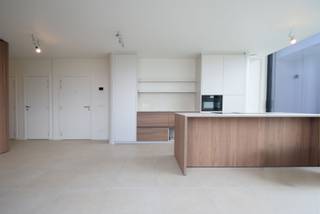 <span><span>In het hart van <strong>Langemark </strong>bieden we dit stijlvolle <strong>penthouse</strong>-appartement te huur aan. Gelegen op een rustige en centrale locatie, combineert dit appartement comfort, licht en moderne afwerking.<br /><br />Bij het binnenkomen bevindt zich een inkomhal met plaats voor vestiaire. De ruime <strong>woonkamer </strong>geniet van veel natuurlijk licht en geeft toegang tot een aangenaam <strong>terras met mooi open uitzicht</strong>, ideaal om te ontspannen of te genieten van het uitzicht.<br />De open <strong>keuken </strong>is volledig uitgerust met moderne toestellen en vormt één geheel met de leefruimte – perfect voor wie houdt van gezellig samen koken en tafelen.<br />Verder beschikt het appartement over een praktische <strong>berging</strong>, een moderne <strong>badkamer </strong>met inloopdouche, en <strong>twee volwaardige slaapkamers</strong>.<br /><br />Het appartement werd volledig geschilderd en volledig voorzien van inbouwkasten.<br /><br /><u>Troeven:</u></span></span>
<ul>
<li><span><span>Penthouse met groot terras;</span></span></li>
<li><span><span>High end afwerking;</span></span></li>
<li><span><span>Volledig ingerichte keuken;</span></span></li>
<li><span><span>Energiezuinig en instapklaar;</span></span></li>
<li><span><span>Centrale ligging in Langemark, nabij winkels en openbaar vervoer.</span></span></li>
</ul>
<span><span>Huurprijs exclusief gemeenschappelijke kosten van €50,00/maand.<br />Mogelijkheid tot huren van een garage in de kelderverdieping van de residentie.<br /><br />Beschikbaarheid: juni 2026<br /><br />Een unieke kans voor wie op zoek is naar comfortabel en stijlvol wonen in een rustige omgeving. Bel Diksimmo op het nummer 051 50 11 51 of mail naar diksmuide@diksimmo.be.</span></span>