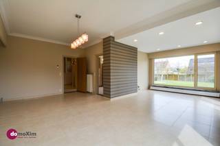 <p><span>Karaktervolle en ruime woning met kantoorruimte in het centrum van Hever</span></p><p><span> </span></p><p><span>Ben je op zoek naar een veelzijdig pand waar je wonen en werken perfect kan combineren, en dat bovendien op een centrale ligging? Dan is deze eigendom zeker iets voor jou!</span></p><p><span> </span></p><p><span>Achteraan bevinden zicht de woonruimtes, die zowel apart toegankelijk zijn als via het kantoor vooraan. Op het gelijkvloers geniet je van een ruime en gezellige leefruimte met zit- en eetgedeelte, met een prachtig zicht op de tuin. De volledig geïnstalleerde keuken biedt alle comfort en kan je aansluitend terugvinden. Van hieruit heb je ook toegang tot de ruimte kelderverdieping en de garage. </span></p><p><span> </span></p><p><span>Verder zijn er drie volwaardige slaapkamers, een badkamer met wastafel en combinatie bad/douche en een bureauruimte. Zowel de slaapkamers als nachthal, met apart toilet, zijn voorzien van ruime, ingemaakte kasten wat zorgt voor voldoende opbergruimte. Ook de zolderruimte, toegankelijk via een vaste trap, zorgt voor extra opbergmogelijkheden.</span></p><p><span> </span></p><p><span>Buiten kan je genieten van een mooie, verzorgde tuin met terras en tuinhuis. Dit is de ideale plaats om volledig tot rust te komen. Verder beschikt het pand over een ruime garage en een carport.</span></p><p><span> </span></p><p><span>Vooraan vind je een mooie kantoorruimte met een aparte, private toegang: ideaal wanneer je een vrij beroep uitoefent of een zelfstandige activiteit hebt. De kantoorruimte bestaat uit een comfortabele wachtzaal, een apart toilet en vier ruime, afzonderlijke ruimtes die je volledig naar wens kan indelen, afhankelijk van jouw noden. Er zijn bovendien voldoende parkeerplaatsen voorzien voor je klanten.</span></p><p><span> </span></p><p><span>Kortom: dit is een unieke opportuniteit om wonen en werken te combineren op één toplocatie, met tal van mogelijkheden!</span></p><p><span> </span></p><p><span>Contacteer ons voor een bezoek!</span></p><p><span> </span></p><p><span>015 20 36 00 – <span>info@domoxim.be</span></span><span> </span></p><p><span> </span></p><p><span>domoXim. Waar dromen thuis komen!</span></p><p><span> </span></p><p><span>Ook de waarde van je </span><span>eigen</span><span> woning kennen? Wij geven je graag advies.</span></p>