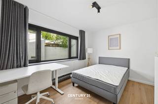<p><strong>Welcome to this stylish 17 m² student room, located in a quiet and green neighborhood in Heverlee.</strong> This room combines comfort, functionality, and a modern look, making it ideal for students looking for a pleasant place to live and study.</p><p>Upon entering, you’ll immediately notice the bright and contemporary design. Thanks to the large windows, the room enjoys plenty of natural light and an open, pleasant atmosphere. Plus, you have direct access to the shared garden, where you can relax in peace.</p><p>The sleeping area is practically furnished and offers ample storage space. The stylish private bathroom is equipped with a shower, sink, and toilet.</p><p>You can cook in the shared kitchen, which is equipped with all modern appliances. In addition, each room features a convenient breakfast nook with its own refrigerator and microwave, offering extra comfort and convenience.</p><p>An ideal place to live comfortably, study, and enjoy student life.</p>