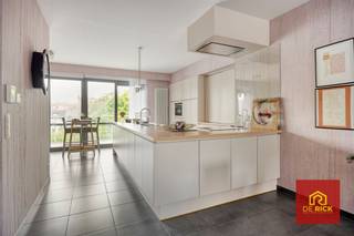In de autoluwe Louis D'Haeseleerstraat, midden in het centrum van Aalst, bevindt zich de prestigieuze Residentie Van Limbergen, gebouwd in 2011. Op de derde en vierde verdieping vindt u dit stijlvolle duplexappartement, waar comfort, ruimte en een hoogwaardige afwerking centraal staan.De lichtrijke leefruimte met open keuken vormt het hart van de woning en sluit naadloos aan op de twee ruime terrassen. Achteraan geniet u van de ochtendzon en een prachtig groen uitzicht, terwijl het terras aan de voorzijde ideaal is om te ontspannen in de middag- en avondzon. Op deze verdieping bevinden zich daarnaast een gastentoilet en een praktische berging.Via de trap bereikt u de duplexverdieping, waar zich drie volwaardige slaapkamers, een stijlvolle badkamer, een apart toilet en een extra berging bevinden.Het appartement werd afgewerkt met duurzame en kwalitatieve materialen en verkeert in uitstekende staat. Dankzij de goede isolatie, de condenserende aardgasketel en de PVC-ramen met dubbele beglazing geniet u bovendien van een aangenaam wooncomfort en een energiezuinig verbruik.Tot slot bestaat de mogelijkheid om twee uitzonderlijk ruime garages in de kelderverdieping aan te kopen voor € 35.000 per garage. De aankoop van de garages is volledig vrijblijvend.
