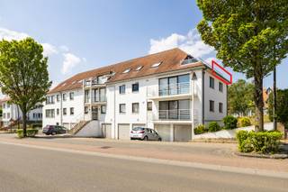 <p>Koksijde :<br />Op een rustige en centrale ligging in Koksijde-Bad vindt u dit charmante 1-slaapkamerappartement met een prachtig zongericht terras. Vanuit het terras geniet u van een open uitzicht over de Senegalese wijk, volledig zonder inkijk — een zeldzame combinatie van privacy en ruimtegevoel.</p>
Indeling : Inkomhall, open keuken, living, zongericht terras met zicht op de senegalese wijk, badkamer, aparte slaapkamer. <br /><br />Troeven :
<ul><li>Ruim terras! </li><li>Vrij zicht! </li><li>Gerenoveerd! </li></ul>
<br />Meer informatie? Contacteer ons op 058 51 23 23 of op christian@eraservimo.be