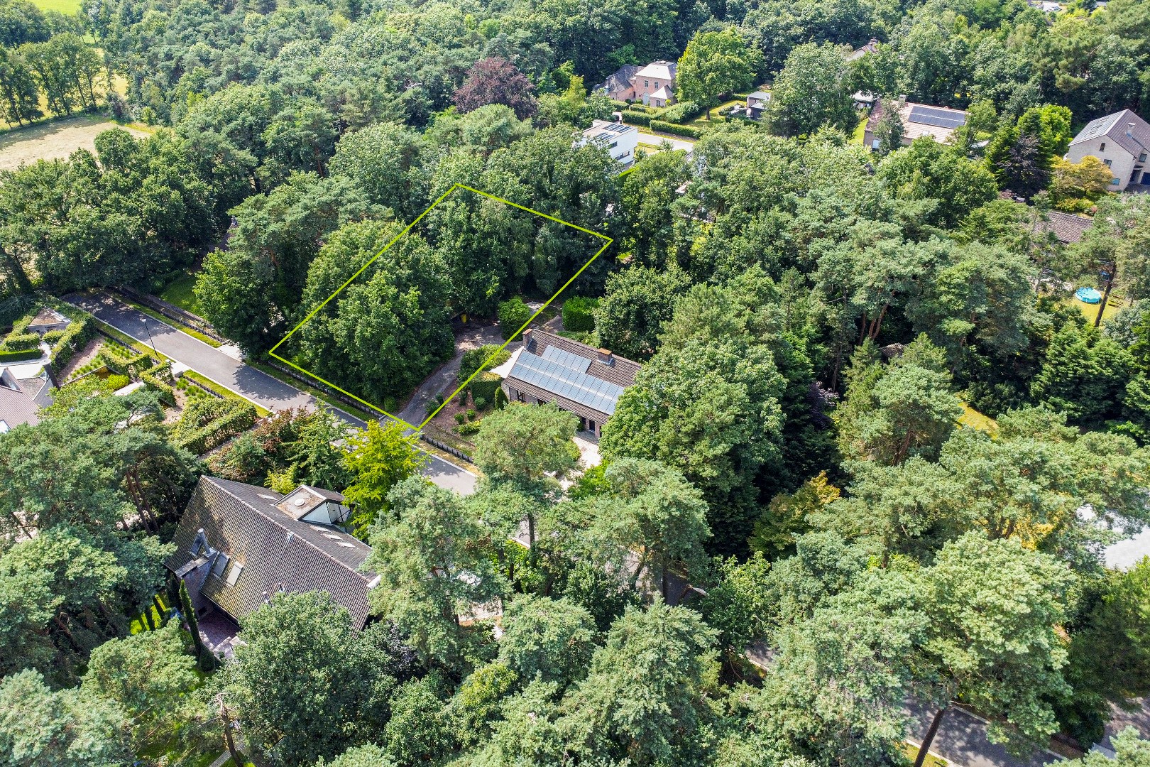 Rustig en residentieel gelegen perceel bouwgrond van 1.356 m² voor ruime vrijstaande villa. - foto 1