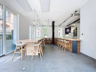 VISIT ONLY REQUESTS VIA IMMODAVINCI.BE<br /><br />Location:<br />This beautiful hospitality space is located at Oude Houtlei in Ghent, an excellent location. The property is very easily accessible within the city and in the vicinity there is a nice offer of parking such as the nearby Sint Michiels parking. The historic surroundings make for a unique experience.<br /><br />Layout:<br />You enter the property into a large open space with plenty of natural light thanks to the large windows. A large bar in the room divides the space perfectly. Following this is a toilet. Behind the bar is a spacious kitchen. All types of catering establishments fit perfectly here: a restaurant, coffee bar, etc. This accessible space with its attractive shop window soon attracts many passers-by. There is a cosy private terrace at the back of the building.<br /><br />VISIT ONLY ON REQUEST VIA IMMODAVINCI.BE