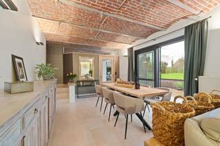 Bezoekdag zaterdag 20/12 van 10h00 tot 12h00 en woensdag 21/01 van 15h00 tot 18h00 ( 2é bezoekdag vervalt bij verkoop op eerste bezoekdag).<br /><br />Exclusieve gerenoveerde hoeve in Schepdaal – landelijke luxe met centrale ligging<br /><br />Ontdek deze unieke kans! In het charmante Schepdaal bevindt zich deze authentieke hoeve, volledig en stijlvol gerenoveerd met oog voor detail. Hier woont u in een oase van rust, omringd door groen, én toch vlak bij alle belangrijke verbindingswegen en voorzieningen.<br /><br />Waarom dit uw nieuwe droomwoning kan zijn:<br /><br />Exceptioneel perceel met een perfect zuidgerichte tuin – ideaal voor zonliefhebbers en buitenleven<br /><br />18 zonnepanelen en een uitmuntende energiezuinigheid: lage kosten, hoog comfort<br /><br />Instapklaar en tot in de puntjes afgewerkt in een harmonie tussen modern comfort en authentiek karakter<br /><br />Sublieme veranda met panoramisch zicht op de tuin – uw nieuwe favoriete ontspanningsplek<br /><br />3 ruime slaapkamers, met mogelijkheid tot 4, perfect voor een groeiend gezin of home office<br /><br />Parkeergelegenheid voor 4 wagens – een absolute troef in deze regio<br /><br />Strakke, moderne keuken, volledig uitgerust en klaar voor culinaire momenten<br /><br />Multifunctioneel bijgebouw: ideaal voor zelfstandigen, hobbyisten, gastenverblijf of extra opslag<br /><br />Deze hoeve biedt het zeldzame evenwicht tussen landelijke charme en hedendaagse luxe. Een karaktervolle topwoning die u onmiddellijk weet te begeesteren.<br /><br />Aarzel niet om deze parel te komen bezoeken en maak een afspraak met Guy 0479/88 88 06 op 1 van de 2 kijkdagen (WWW.HYBOMA.BE)!