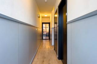 Deze woning is uitstekend gelegen net buiten het stadscentrum, met een vlotte aansluiting naar invalswegen en in de nabijheid van scholen, winkels, openbaar vervoer alsook nabij parken zoals bv. de Bourgoyen op 500m afstand.<br />Ideale opbrengsteigendom, ROI= 8,9, co-housing is mogelijk.<br />De woning wordt verwarmd met infraroodpanelen en is voorzien van 12 zonnepanelen. <br />Indeling:<br />GV: inkomhal, 1<sup>e</sup> kamer kan dienen als woonkamer, praktijkruimte of bureel verder is er een afzonderlijke keuken met eetplaats, een badkamer met toilet en douche en aansluiting voor de wasmachine, en een ruime berging.<br />1<sup>e</sup>V: op de eerste verdieping zijn er twee ruime slaapkamers, beide voorzien van een wastafel.<br />2<sup>e</sup>V: De tweede verdieping telt nog twee slaapkamers, waarvan één met mezzanine en een eigen badkamer.<br /><br />Voor meer info of bezoek: contacteer CATHERINE - CENTER OFFICE: 0456 56 11 71 of catherine@centeroffice.be<br /><br />EPC: 828 kWh/m²/jaar - label F - Renovatieverplichting: JA.<br />Bruikbare vloeroppervlakte: 132 m<sup>2</sup> (opgemeten volgens EPC)<br />Asbestattest: Asbestveilig: 1beperking<br />Elektriciteitskeuring: Conform.<br />Stedenbouwkundige inlichtingen: in aanvraag 06/02/2026.