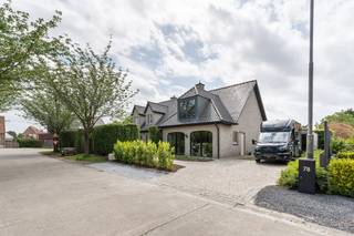 Deze uitzonderlijk ruime woning in het gegeerde De Pinte biedt maar liefst 309 m² bewoonbare oppervlakte op een perceel van 913 m². Dankzij de doordachte indeling, de royale woonoppervlakte en de aparte kantoor- en studiovleugel vormt deze eigendom de ideale combinatie van comfortabel wonen, werken aan huis en veelzijdige gebruiksmogelijkheden waaronder woon-werk maar ook co-housing/kangeroewonen.<br />De woning beschikt over een een praktische was- en bergruimte en een afzonderlijk gastentoilet. Verder leidt het gelijkvloers u naar de ruime leefkeuken, die het kloppende hart van het huis vormt en naadloos aansluit op de lichtrijke leefruimte. Grote raampartijen zorgen voor een aangename lichtinval en creëren een directe verbinding met de verzorgde, onderhoudsvriendelijke tuin. De gezellige zithoek en tv-ruimte maken het geheel bijzonder uitnodigend voor het hele gezin.<br /><br />Een grote troef van deze woning is de aanwezigheid van twee volwaardige slaapkamers en een badkamer op het gelijkvloers. Dit biedt niet alleen extra comfort, maar maakt de woning ook toekomstbestendig en geschikt voor wie gelijkvloers wil wonen.<br /><br />Op de eerste verdieping bevinden zich nog drie ruime slaapkamers, waarvan één momenteel is ingericht als dressing. Daarnaast zijn er twee extra badkamers en verschillende praktische bergruimtes aanwezig. Met in totaal vijf slaapkamers en vier badkamers biedt deze woning uitzonderlijk veel ruimte voor grote gezinnen, samengestelde gezinnen.<br /><br />Aansluitend aan de woning bevindt zich een volledig nieuwe kantoorruimte, met aparte inkomhal, ideaal voor vrije beroepen, zelfstandigen of wie professioneel van thuis uit werkt. Boven deze kantoorruimte bevindt zich een volledig ingerichte studio met eigen keuken en badkamer, wat tal van mogelijkheden biedt.<br /><br />De combinatie van een royale woonoppervlakte, een praktische indeling, meerdere badkamers, een aparte professionele ruimte en een uitstekende ligging in het centrum van De Pinte maakt van deze eigendom een unieke opportuniteit voor wie op zoek is naar ruimte, flexibiliteit en wooncomfort.<br /><br /><strong>Bovenvermelde prijs betreft een richtprijs.</strong>