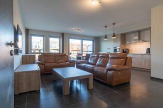 <p><span>Instapklaar 2-slaapkamer appartement met terras en<span> </span>garagebox.<br />EPC: 88kWh/m² | Elektriciteit conform | Bouwjaar: 2011<br /><br /><strong><span>Omschrijving:<br /></span></strong></span><span>We betreden dit instapklaar appartement op de 1ste verdieping via trap of lift. Het appartement beschikt over een ruime woonkamer met open keuken, uitgerust met een combi-oven, vaatwasser, koelkast,<span> </span>enkele<span> </span>spoelbak en inductievuur. Aansluitend bevindt zich een praktische berging, dewelke voorzien is van aansluiting voor wasmachine en droogkast. Men geniet van een prachtig lichtrijk zicht op het terras vanuit de woonkamer.<br /><br />Tevens<span> </span>beschikt het appartement over<span> een </span>badkamer, een apart toilet en twee volwaardige slaapkamers. De badkamer is uitgerust met zowel een ligbad als een inloopdouche, en een badkamermeubel met dubbele wastafel. Als extra biedt het appartement<span> </span>een ondergrondse, ruime<span> </span>garagebox, reeds inbegrepen in de prijs!<br /><br /><strong><span>Algemeen:</span></strong><br />- EPC: 88 kWh/m²<br />- Elektriciteit conform<br />- Bouwjaar: 2011<br />- Terras<br />- Ondergrondse garagebox inbegrepen in de prijs!<br /></span></p>