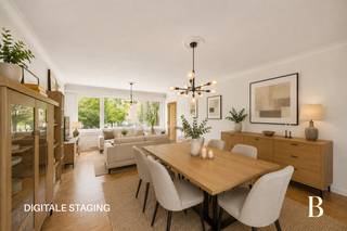 Op een centrale en goed bereikbare locatie bevindt zich dit ruime en bijzonder goed onderhouden appartement met twee slaapkamers en terras.

Via de trap bereik je het appartement op de eerste verdieping. De centrale inkomhal vormt de verbinding tussen de verschillende ruimtes.
Aan de achterzijde bevinden zich twee volwaardige slaapkamers, waarvan één rechtstreeks toegang biedt tot het gezellige terras. Centraal in het appartement ligt de badkamer, uitgerust met een douche in bad, alsook een apart toilet.

Aan de voorzijde bevindt zich de ruime leefruimte, waar voldoende plaats is voor zowel een gezellige zithoek als een volwaardige eetkamer. Aansluitend bevindt zich de keuken met een praktische bijkeuken, ideaal als extra berg- en voorraadruimte.

Het appartement werd doorheen de jaren zeer goed onderhouden. Hoewel het interieur op bepaalde vlakken wat opfrissing kan gebruiken, vormt het een uitstekende basis om volledig naar eigen smaak in te richten.

Op energetisch vlak werden reeds heel wat belangrijke investeringen uitgevoerd. Zo beschikt het appartement over een recente verwarmingsketel, werden de ramen vernieuwd in juli en werd ook het dak gerenoveerd. Deze energetische renovaties resulteren in een uitstekend EPC-label A, een belangrijke troef op het vlak van energiezuinigheid en wooncomfort.

Daarnaast geniet het appartement van lage gemeenschappelijke kosten, wat het geheel extra aantrekkelijk maakt.
Tot slot is er een privatieve garagebox aan te kopen voor € 25.000.

Een verzorgd en energiezuinig appartement met mooie volumes en heel wat potentieel, ideaal voor wie comfortabel en centraal wil wonen in Borsbeek.
