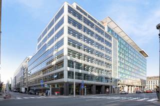 Bureaux à louer idéalement situés au coeur du quartier européen, entre la Parc Royal, le Parlement Européen et la Place du Luxembourg.<br />Nombreuses facilités dans les environs immédiats (commerces, restaurants, bars, hôtels, fitness...) et facilement accessible en transports en commun.<br />Parking disponible: 2.000 €/emplacement/an.<br />Archives disponibles: 125 €/m²/an.<br />Hors charges et taxes.