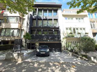 LAEKEN, mooi appartement met twee slaapkamers van ±100 m² in een klein appartementencomplex. Het appartement is als volgt ingedeeld: inkomhal, woonkamer van ±48 m², volledig uitgeruste keuken (oven, kookplaat, afzuigkap, koelkast, diepvriezer, vaatwasser), apart toilet, badkamer (bad, wastafel) met aansluitingen voor de wasmachine, een slaapkamer van ±10 m², een slaapkamer van ±12,5 m². Alle afmetingen zijn bij benadering. Voorzieningen voor gemeenschappelijke kosten: 60€/maand. Parkeerplaats VERPLICHT: 100 €/maand. Direct beschikbaar. EPC C+ 22 kg/(m²/jaar).