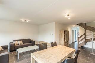 Rustig gelegen duplex appartement in het centrum van Zolder.<br /><br />Een goed geïsoleerde buitenkant en een goede technische installatie binnenin verzekeren je een laag verbruik en dus energiezuinig wonen. Dit appartement heeft een bewoonbare oppervlakte van 111m² en heeft een gezellig terras. <br /><br />De indeling van het ruime duplex appartement 11.21 (appartement 9) is als volgt:<br />Inkomhal met aan de ene kant toegang tot de eetruimte en de zitruimte en aan de andere kant de uitgeruste keuken met ontbijthoek Tevens is er een apart WC . Aan beide zijden is er een terras aan keuken en zitruimte. De centrale trap gaat de bovenverdieping met 2 slaapkamers en een badkamer met douche en dubbele lavabo.<br /><br />Verder is er nog ondergrondse parkeerplaats en een kelderberging (nr. 4) voorzien en inbegrepen in de prijs<br /><br />De verwarming gebeurt met een condenserende ketel op aardgas. Lift aanwezig.<br /><br />Voor meer informatie of een bezoek ter plaatse, klik je op onze website www.jansenrealestate.be bij het pand op de knop 'bezoek aanvragen'.<br />Wij ontzorgen je ook voor de verkoop van je huidige woning! Voor meer uitleg helpen we je graag verder.