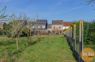 KIJKDAG - Zon 17/5 - 10U<br /><br />EREMBODEGEM - Dit schitterende renovatieproject met enorme mogelijkheden is gelegen op één van de mooiste plaatsen in Erembodegem. Resschebeke spreekt aan omwille van zijn connectie met de natuur en het nabij gelegen jaagpad en Dender.<br />Dit project biedt de mogelijkheid om de grond langs de achterkant te betreden waardoor er steeds parking achteraan de woning is (eventueel plaatsing carport) en zodat je ook vanaf de achterkant van de tuin, recht de natuur in stapt.<br />De woning zelf kenmerkt hoge plafonds en veel ruimte en licht!<br /><br />De indeling kan zelf nog bepaald worden, het is belangrijk om weten dat de mogelijkheden talrijk zijn om een schitterend plaatje te verwezenlijken.<br />Momenteel is er op de benedenverdieping, de inkomhal met toegang tot woonkamer en open keuken, naast de keuken treffen de we trap naar boven en de badkamer.<br />Op de eerste verdieping zijn er 3 ruime slaapkamers en een vaste trap naar de grote zolderverdieping. De zolder kan omgetoverd worden naar nog extra kamers, bureau, ontspanningsruimte, enz...<br />Rechts van de woning is er nog een grote garage met aanpalende bergingen.<br />De tuin is immens, en omvat een groot overdekt terras, mooie vijver en een open zicht op de natuur.<br /><br />Ben je ook benieuwd naar dit project, kom dan gerust een kijkje nemen na afspraak via 053/60.65.60